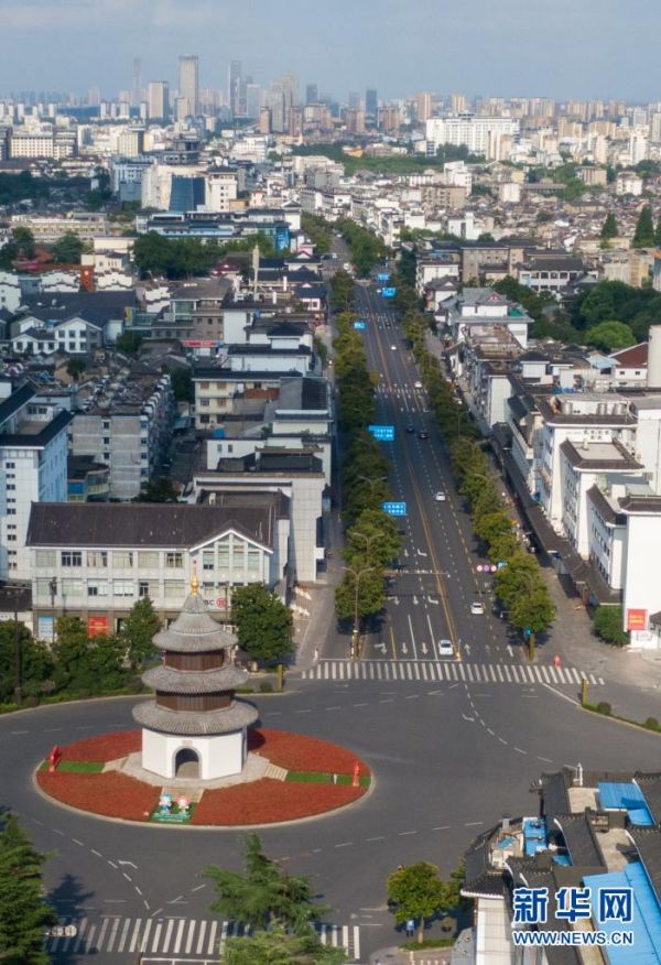 这是8月4日拍摄的扬州市城区，街面上车辆稀少（无人机照片）。新华社记者 李博 摄