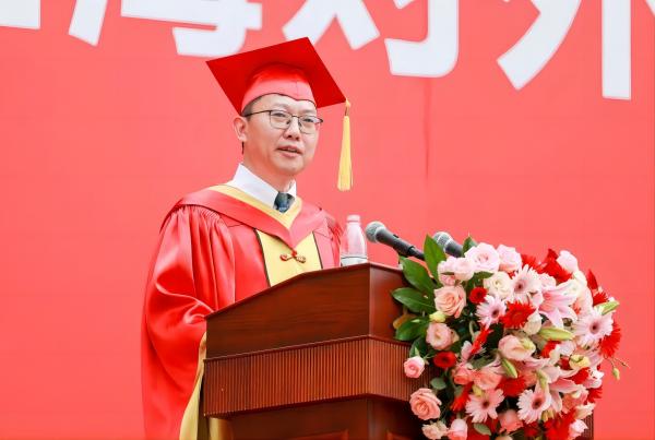 上海对外经贸大学校长汪荣明在2023届毕业典礼上讲话。校方供图