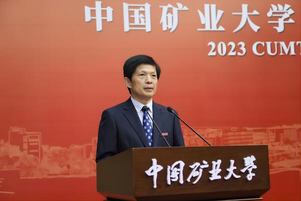 中国矿业大学校长宋学锋在2023届毕业典礼上讲话。校方供图
