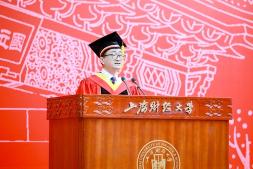 上海财经大学校长刘元春在2023届学生毕业典礼暨学位授予仪式上讲话。校方供图