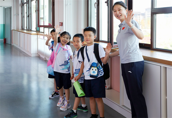 8月30日，雄安史家胡同小学学生体验学校生活。老师带学生进教室。