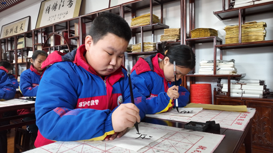 深泽县逸夫小学依托书法课让学生学习宣传宪法。 深泽县司法局供图