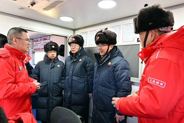 许勤走进压裂指挥车，详细了解页岩油储量、开采技术及综合效益情况。