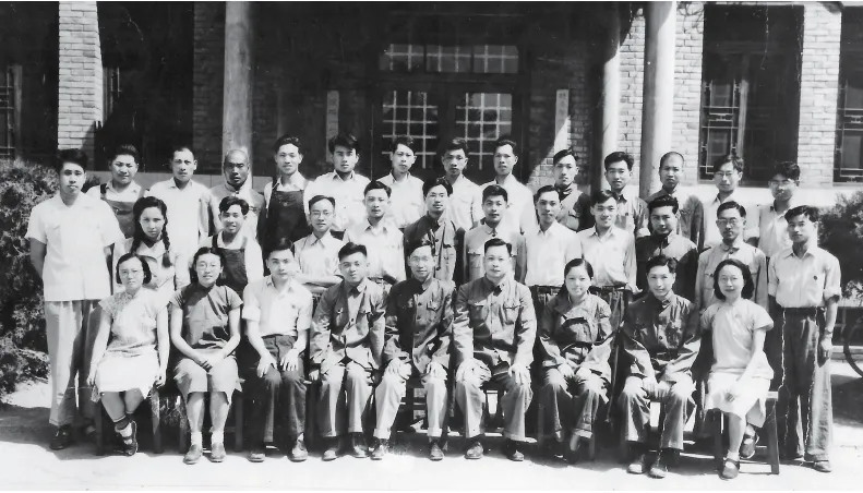 1958 年近代物理研究所工作人员合影  （二排右四为叶铭汉先生）