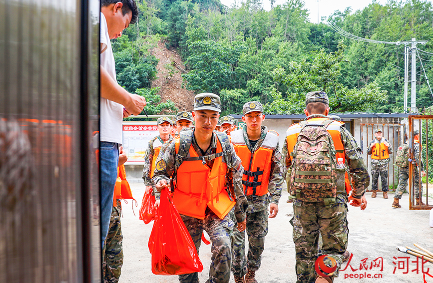 7月31日，武警承德支队官兵将物资统一送达至响水湖村党群服务中心。人民网记者 宋烨文摄