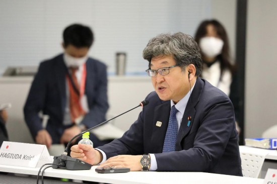 2020骞9鏈24鏃ワ紝鏃朵换鏃ユ湰鏂囬儴绉戝﹀ぇ鑷ｈ惄鐢熺敯鍏変竴鍦ㄤ細璁鐜板満璁茶瘽銆傛柊鍗庣ぞ璁拌呮潨娼囬告憚
