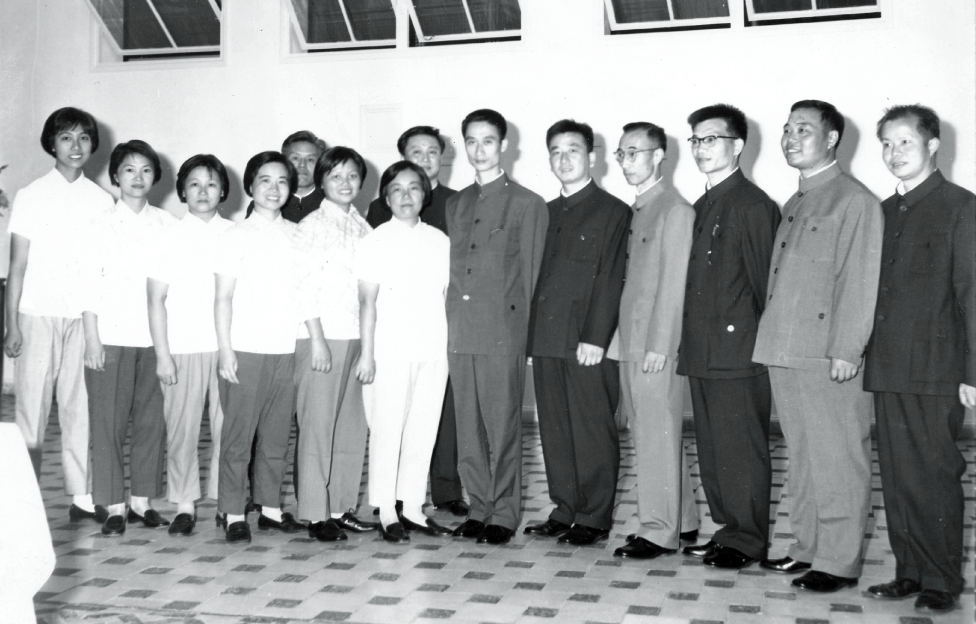 1975骞达紝棣栨壒鎻存懇娲涘摜涓鍥藉尰鐤楅槦闃熷憳鍚堝奖銆備笂娴峰競鍗鍋ュ斾緵鍥