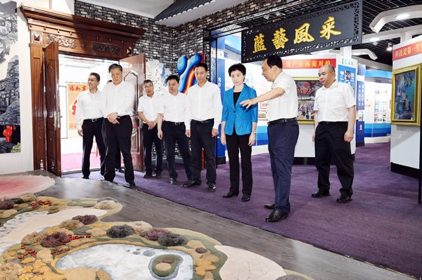 在蓝艺地毯集团有限公司，梁惠玲察看产品展厅，听取产品设计、生产工艺、市场销售等情况介绍。