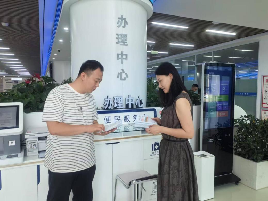 工作人员在办理中心向群众宣传民意通·阳光大名平台。刘小谢摄