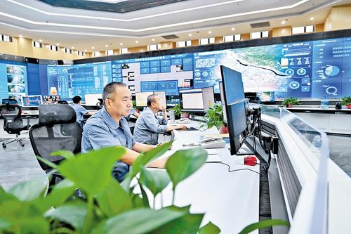 近日，河钢集团邯钢新区数字指挥中心，工作人员正在实时查看生产情况。 本报记者 田明摄
