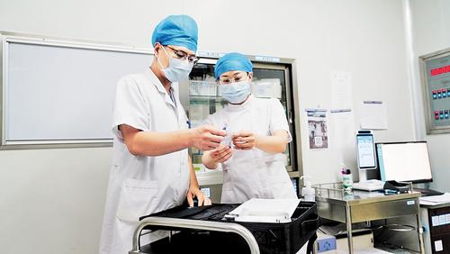 8月24日，石家庄市第三医院门诊手术室护士长马丹（右）和同事刘志伟核对出诊箱中的物品。 受访者供图