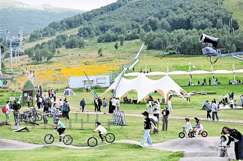 8月24日，太舞滑雪小镇迎来大批游客。本报记者 王伟宏摄