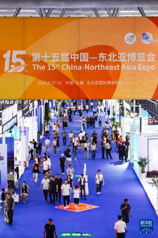 参观者在第十五届中国—东北亚博览会现场参观(8月27日摄)。新华社记者 许畅 摄