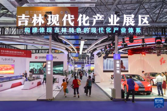 参观者在第十五届中国—东北亚博览会吉林现代化产业展区参观(8月28日摄)。新华社记者 许畅 摄