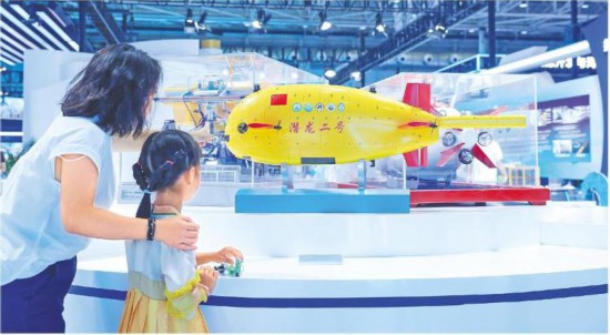 銆銆9鏈7鏃ワ紝甯傛皯娓稿㈠湪2025涓滀簹娴锋磱鍗氳堜細鍙傝傘傦紙寮犺繘鍒 鎶ラ亾锛
