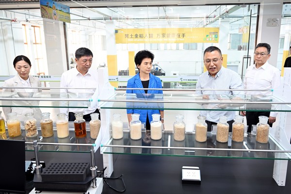 在桦川县付士米业有限公司，梁惠玲参观研发中心，了解稻米油生产加工情况。