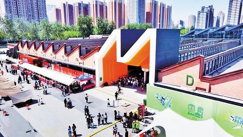 联产车间是“织音1953”项目中占地面积最大的一栋建筑，目前已是多家首店入驻激发潮流消费的“新磁场”。 张震供图