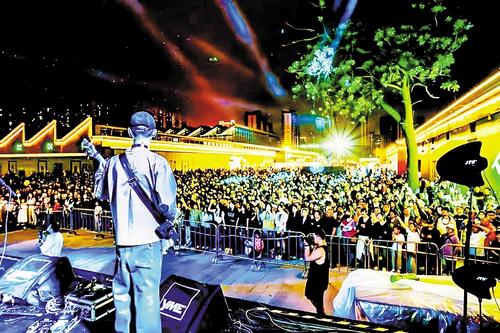“织音1953”园区“ROCK HOME TOWN”摇滚音乐演出燃爆夏日夜经济。 曹东昀供图