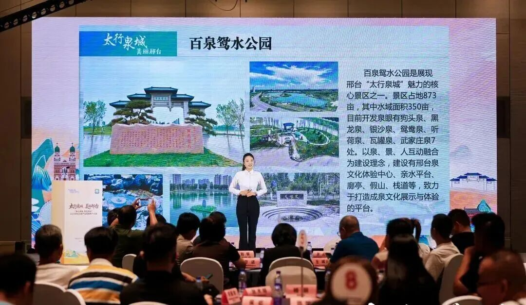 相关工作人员推介各景区（景点）。陈茜摄