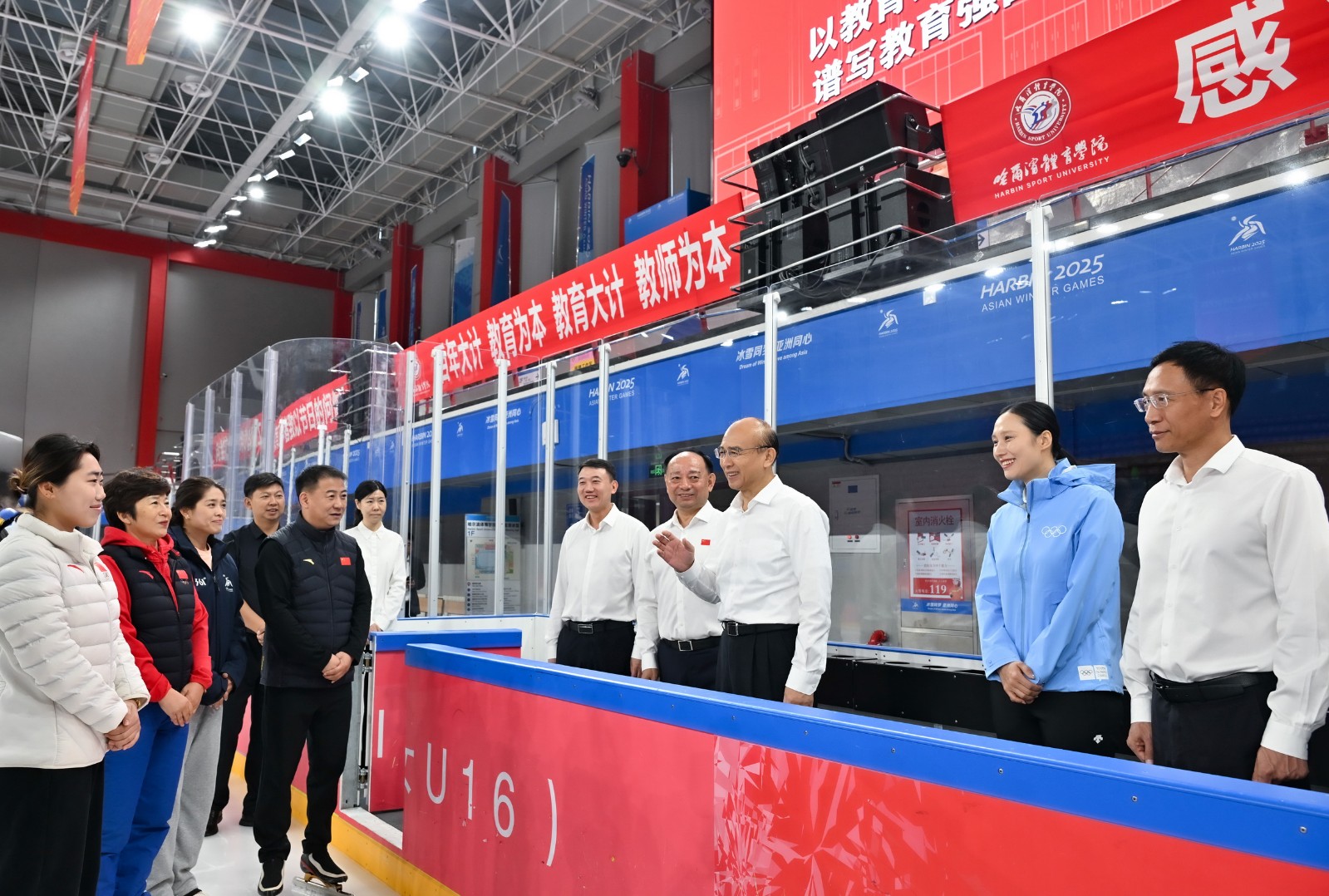 许勤来到哈尔滨体育学院冬季奥林匹克学院，看望慰问教师代表。