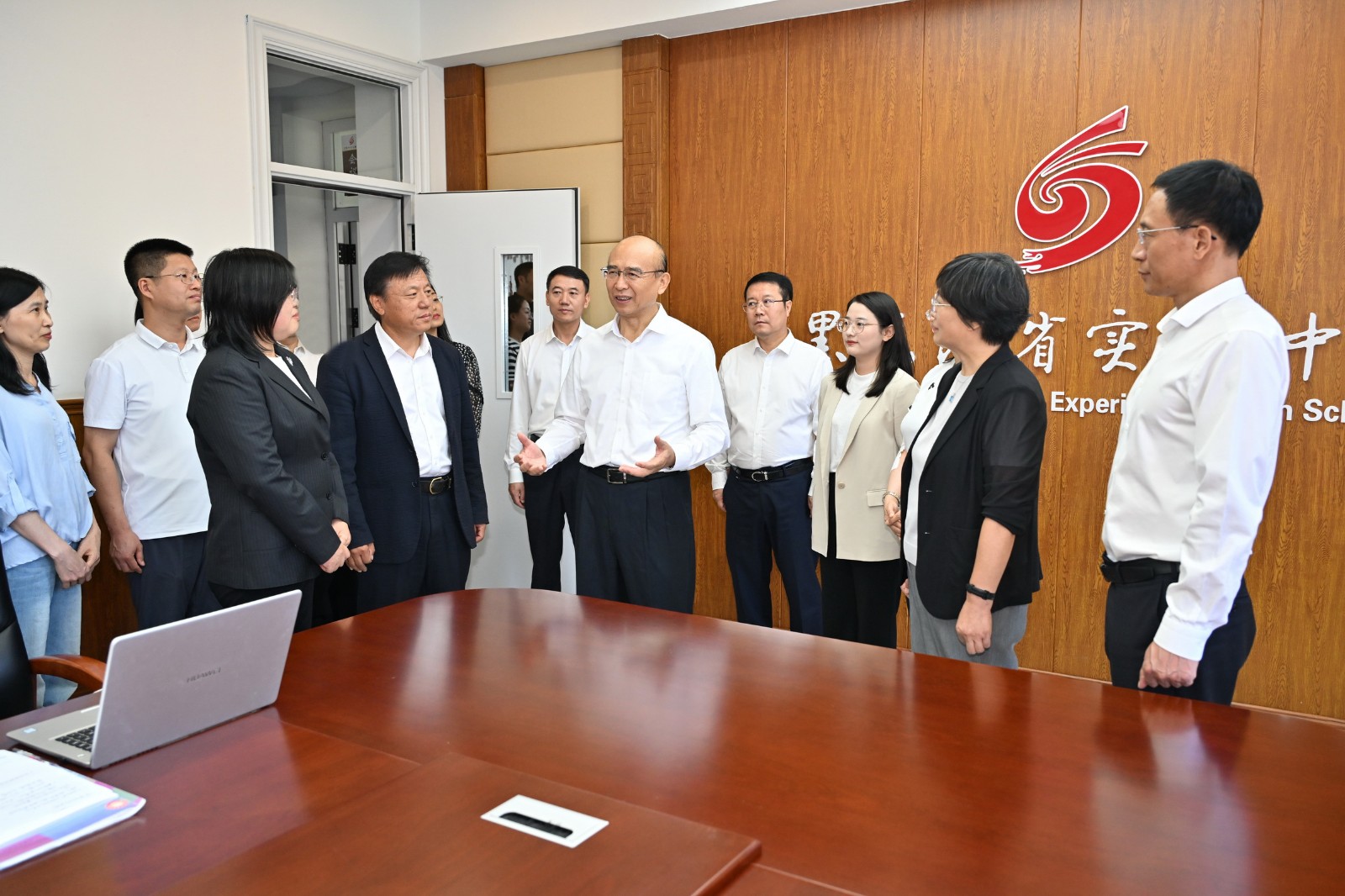 在黑龙江省实验中学，许勤了解学校师资力量、育人体系等情况，看望慰问教师代表。