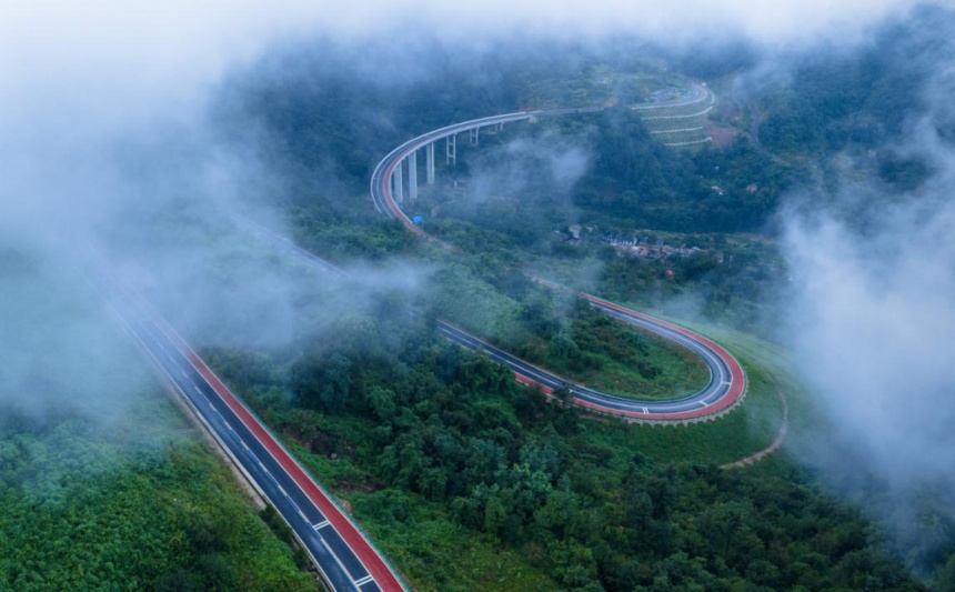 东太行百里画廊里壮观的武当大道。李树锋摄