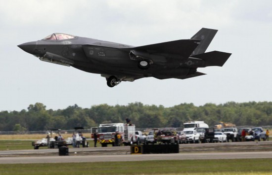 2019年10月19日,在美国休斯敦航空展上,美军F-35战斗机进行飞行表演。新华社发 (宋穹摄)