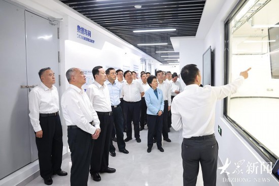 与会同志参观了浪潮人工智能模型工厂。