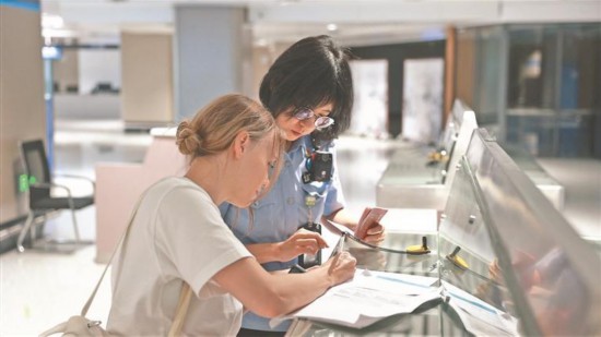 俄罗斯籍旅客正在办理通关。记者 蔡韬摄