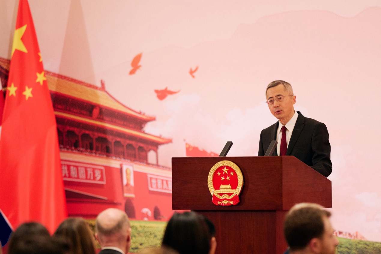 中国驻英国大使馆临时代办王起发表致辞。杨浩鹏摄