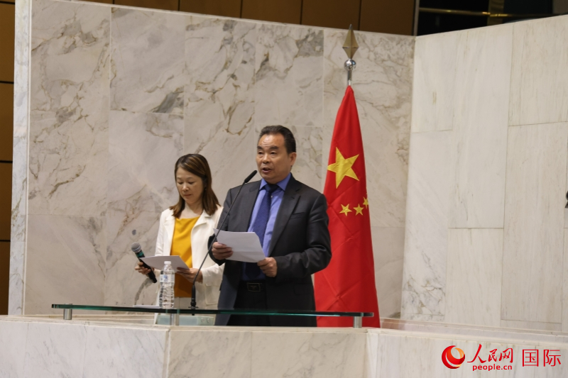 当地时间9月19日，纪念中国人民抗日战争暨世界反法西斯战争胜利80周年活动在巴西圣保罗州议会举办，巴西华人协会监事长王万瑞在活动中发言。人民网记者 时元皓摄