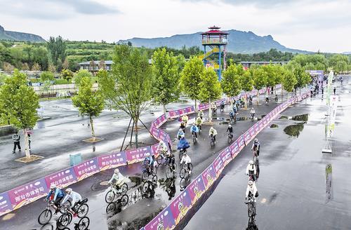 9月17日，自行车骑行爱好者在邢台市抱香谷骑行小镇骑行。本报记者 田明摄