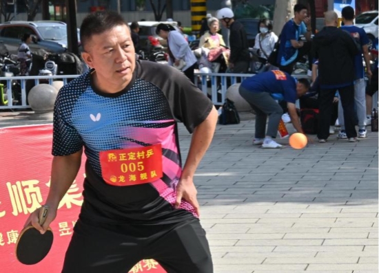 正定农村乒乓球争霸赛现场。实习生 赵英杰摄