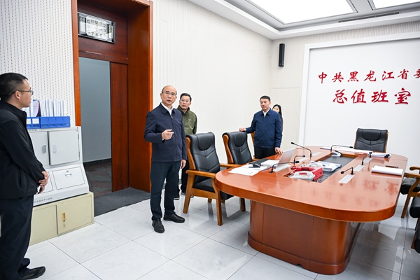 许勤来到省委总值班室，检查省市县三级值班值守情况。