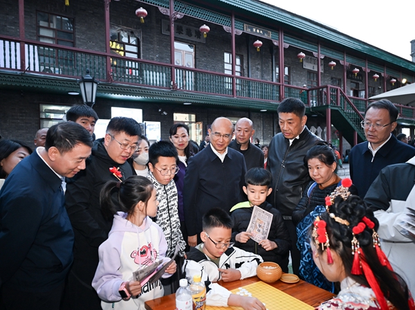 许勤还来到中华巴洛克历史文化街区，与游客交流，走进沿街商铺、饭店了解经营销售、旅游消费等情况。