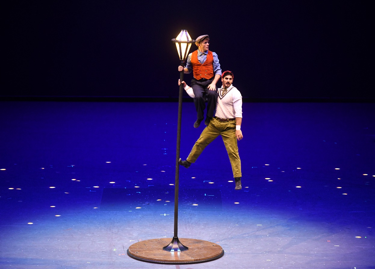 10月3日,演员在第二十届中国吴桥国际杂技艺术节闭幕演出现场表演。苑立伟摄
