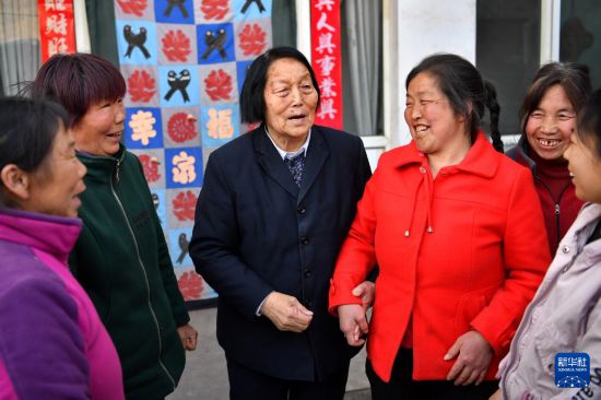 2019年3月23日，申纪兰（左三）在山西省平顺县西沟村与村民分享全国两会精神。新华社记者 曹阳 摄