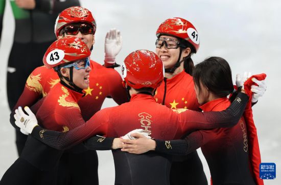 2022年2月5日，在首都体育馆举行的北京2022年冬奥会短道速滑项目混合团体接力决赛中，中国队夺得冠军。这是中国队选手在比赛后庆祝。新华社记者 杨磊 摄