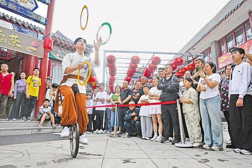 10月2日，吴桥杂技大世界景区举行九月庙会活动，杂技绝活、非遗展演轮番上演。 本报记者 张 昊摄