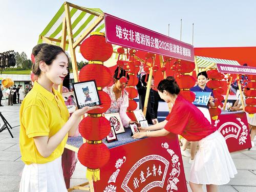 10月4日,雄安非遗游园会暨2025京津冀非遗联展在雄安郊野公园进行。图为工作人员在进行非遗作品展示。本报见习记者 郝金钰摄