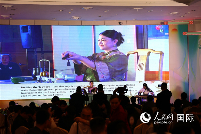 来自福建漳州的茶艺师身着汉服,展示精湛的茶艺。人民网记者 樊帆摄