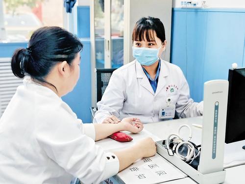 10月14日，高楼中心卫生院中医科主治医师邢畅（右）正为一位患者进行诊疗。 高楼中心卫生院供图