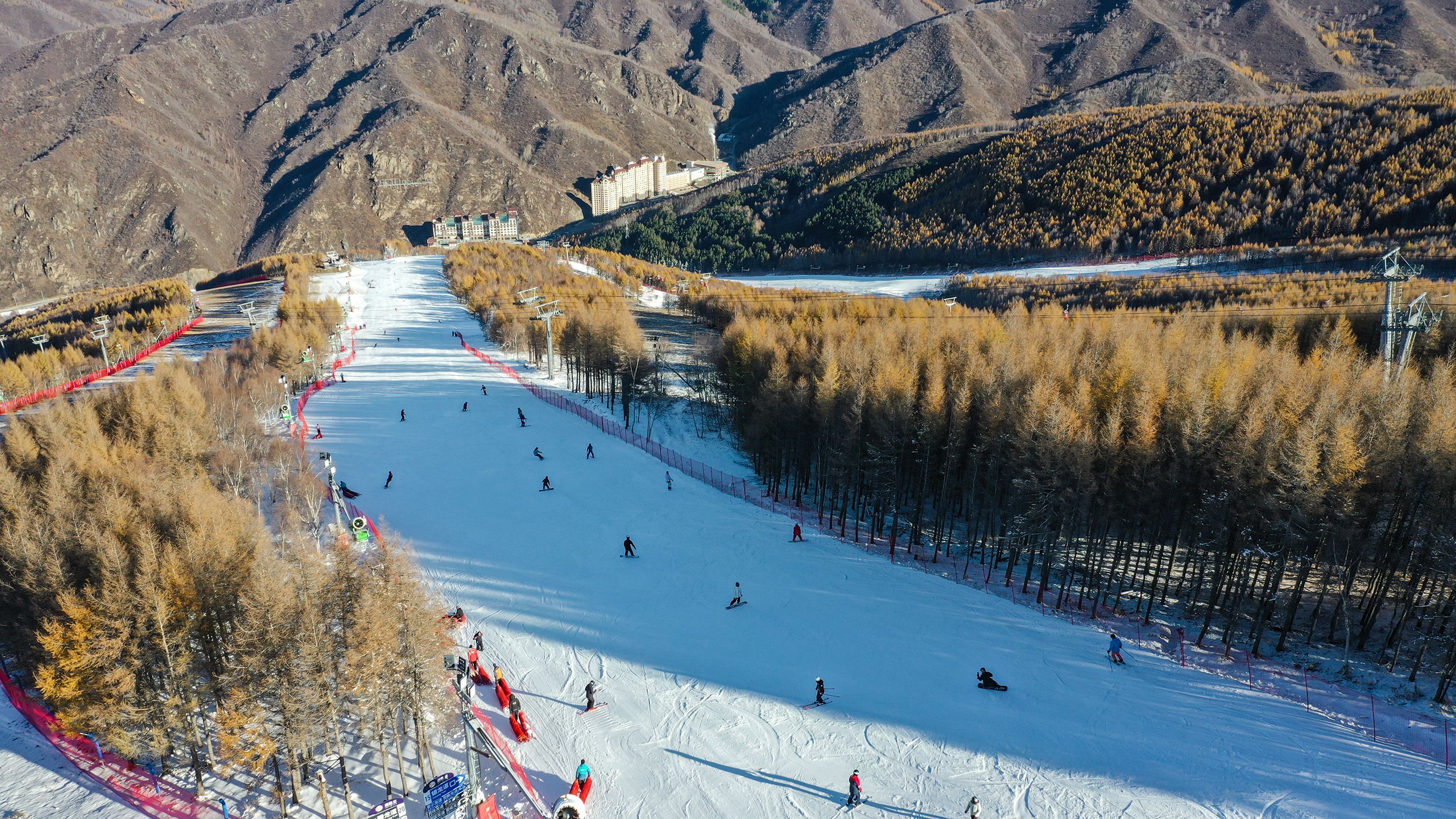 雪友在万龙滑雪场享受滑雪乐趣。于文静摄