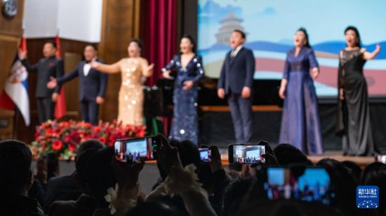 10月21日,在塞尔维亚首都贝尔格莱德的科拉拉茨音乐厅,观众拍摄“和合之声 唱响未来——庆祝中塞人民友谊70年音乐会”上的演出。新华社发(王韡摄)