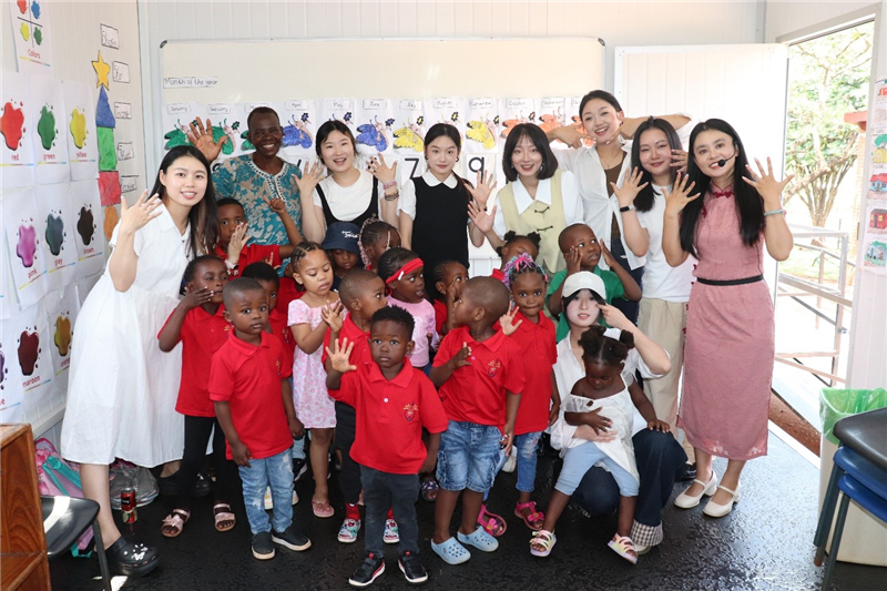 “优秀中华传统文化学生使团”在儿童中文课堂教学。  南非文达大学绿色科技孔子学院 供图