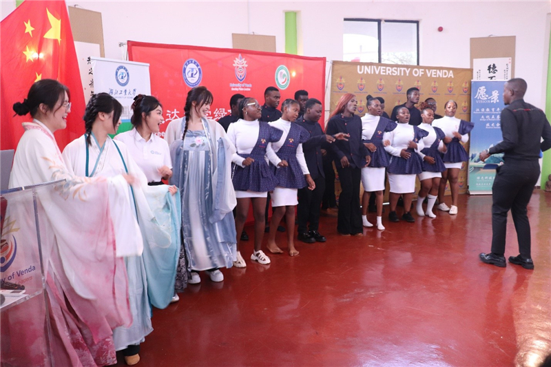 “优秀中华传统文化学生使团”参与歌舞汇演。  南非文达大学绿色科技孔子学院 供图
