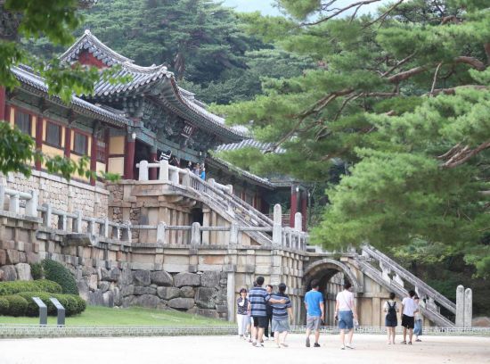 8月2日,游客在韩国庆州佛国寺参观游览。新华社记者姚琪琳摄