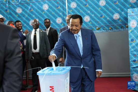 这是喀麦隆现任总统保罗·比亚在首都雅温得一处投票站投票的资料照片(10月12日摄)。新华社发(科普索摄)