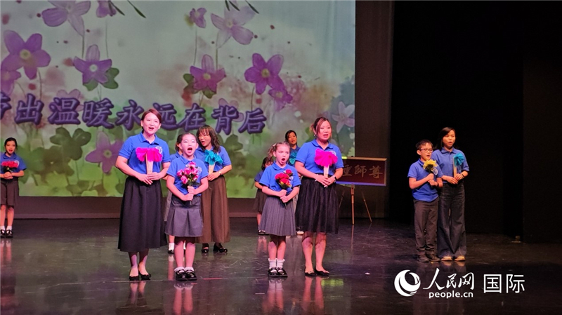 英国德福中文学校师演唱歌曲《真的爱你》。徐量摄