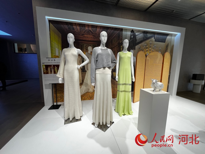 亮相米兰国际时装周的“清河羊绒”产品。人民网记者 朱延生摄